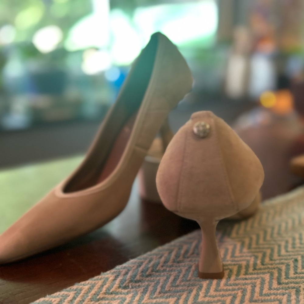 Elegant Donald Pliner Suede Pumps with Sculpted Kitten Heel — Women’s 8.5 M